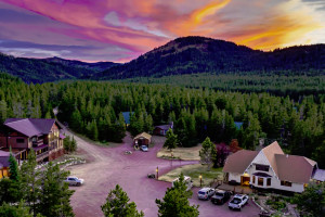 Summit Mountain Lodge and Steakhouse